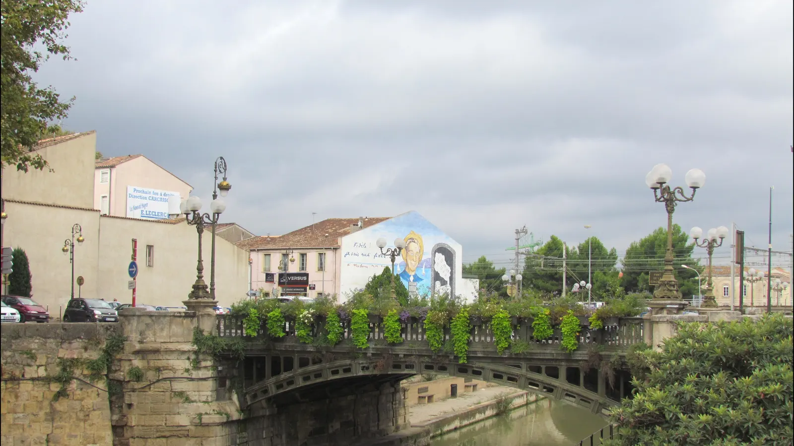 Le canal de la Robine bordé d'immeubles, à Narbonne