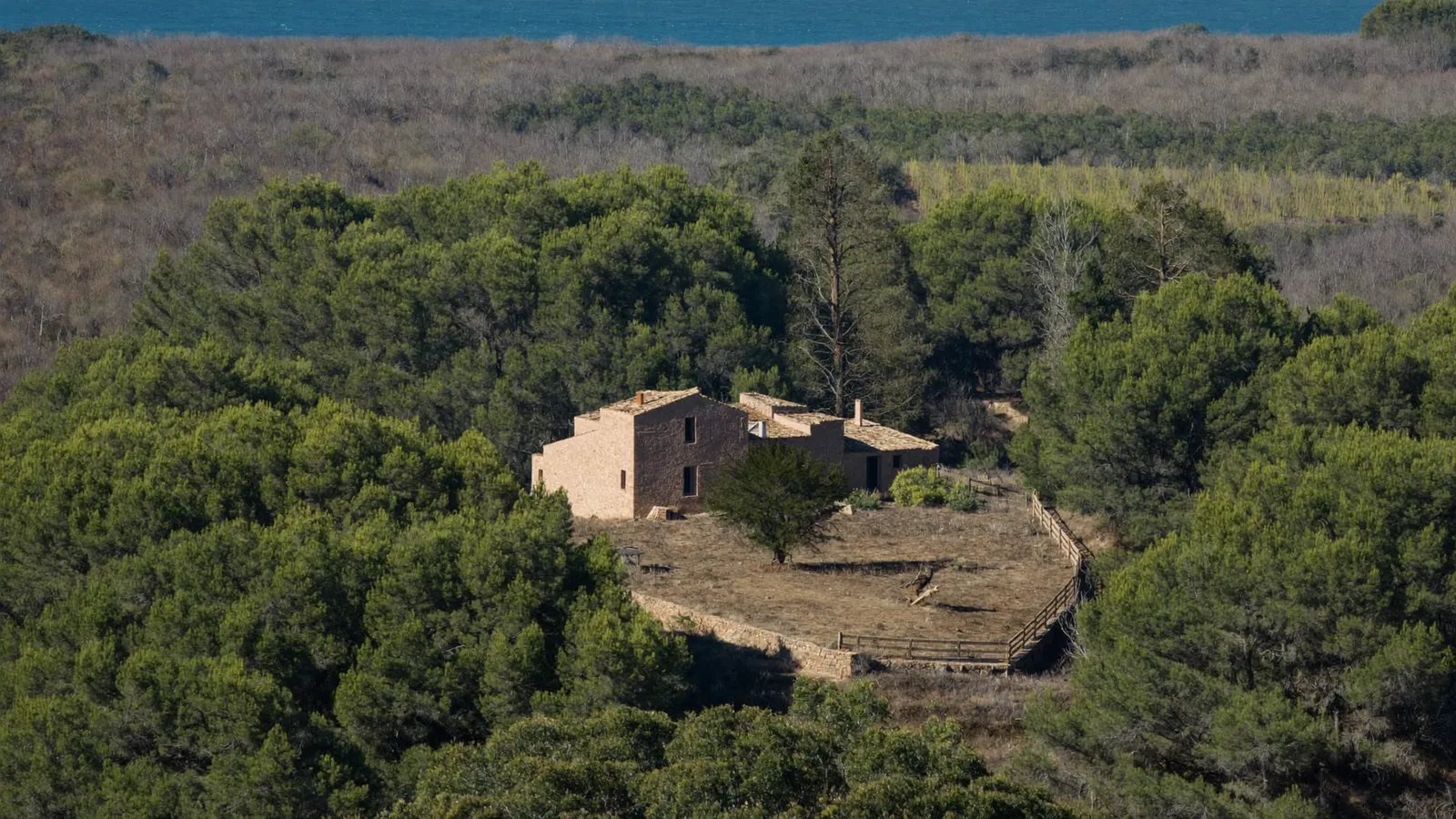 Villa entourée d'une zone débroussaillée sur les pentes du massif de la Clape près de Narbonne